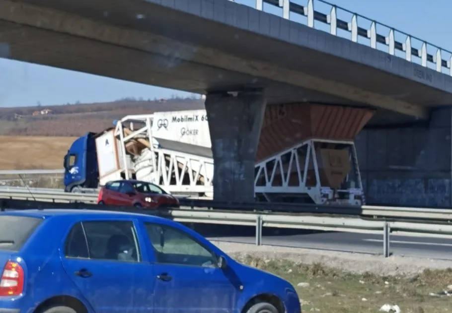 Kamionin nuk e zë hapësira poshtë urës, bllokohet drejtimi i rrugës për Pejë