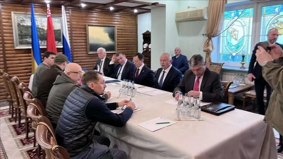 Ukraina përgënjeshtron Rusinë për përparim në negociata