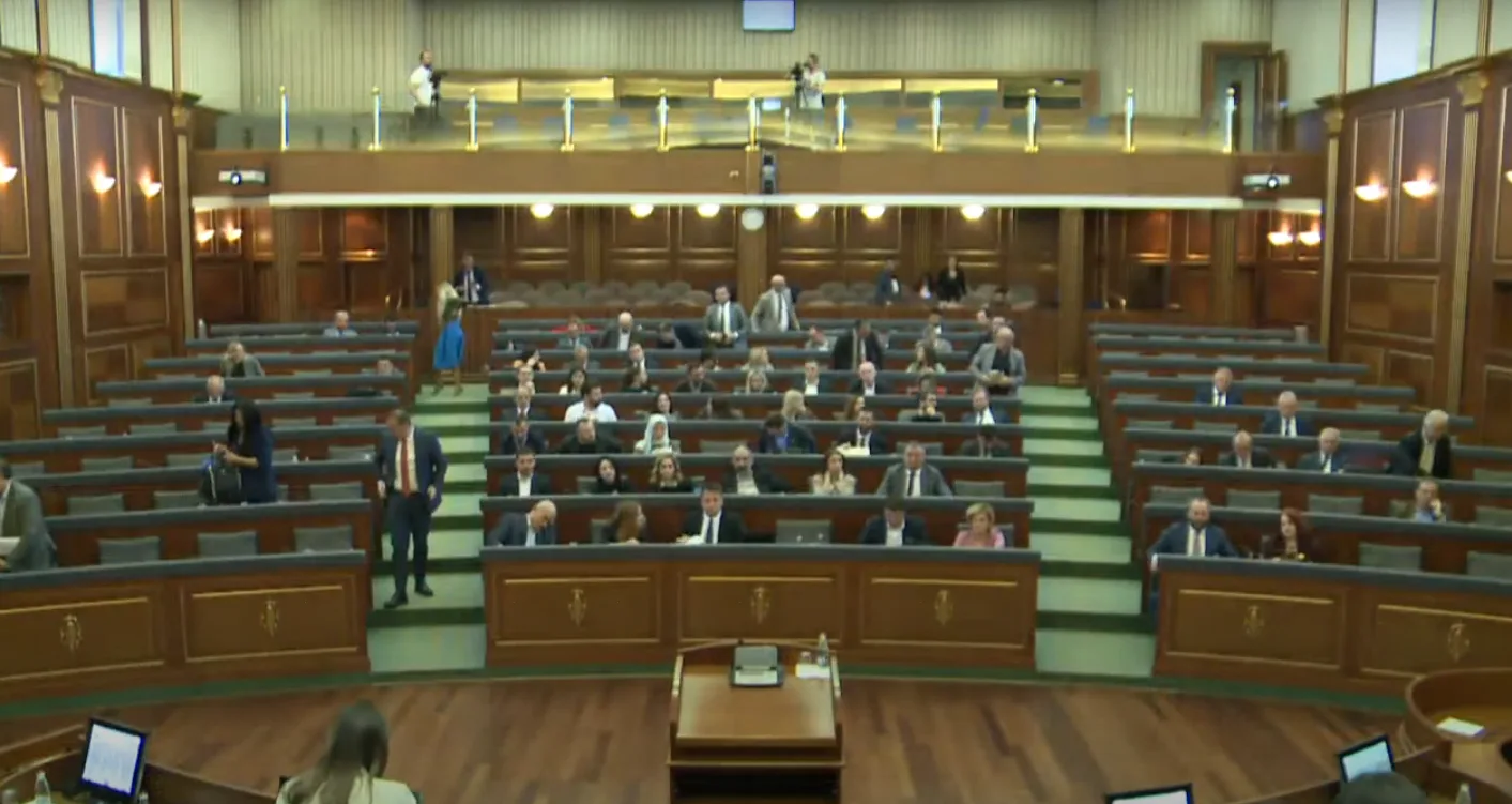Shtyhet seanca për mungesë të deputetëve