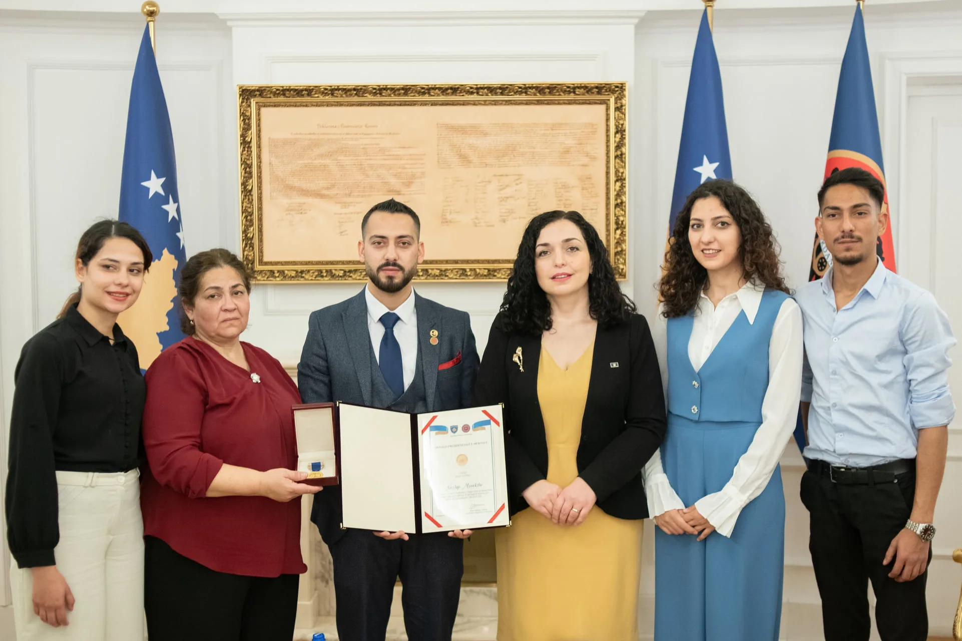 Presidentja, Vjosa Osmani dekoron dramaturgun, Nexhip Menekshe