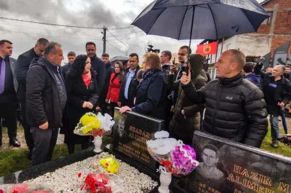Osmani dhe Konjufca bëjnë homazhe te memoriali i Masakrës së Lybeniqit