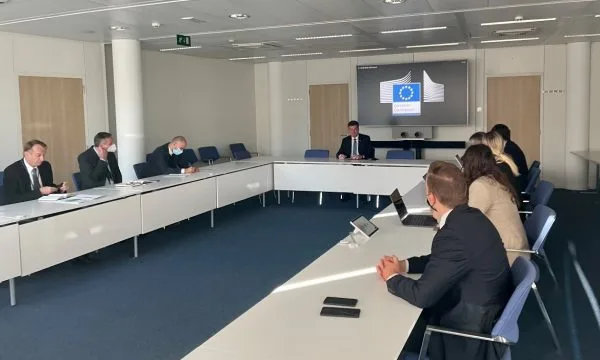 Kosova dhe Serbia pajtohen për të vazhduar diskutimet për targat, takimi i radhës më 13 maj