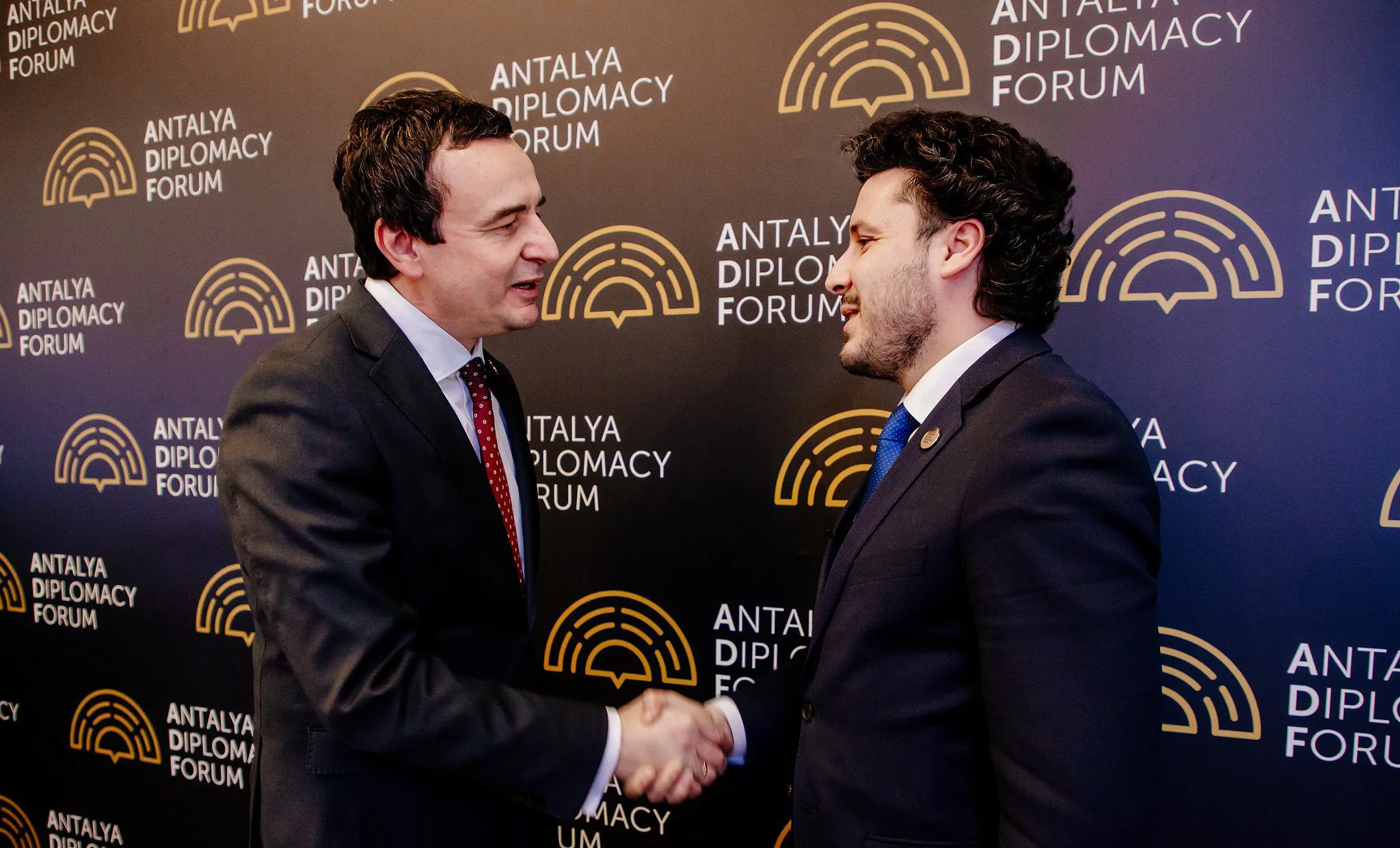 Kurti uron Abazoviq, që e mori drejtimin e Malit të Zi