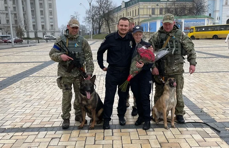 Një çift policësh në Ukrainë martohen në uniformë – PAMJE