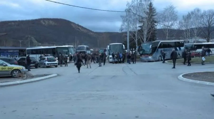 Serbët nga veriu nisen me autobusë për të votuar në Serbi