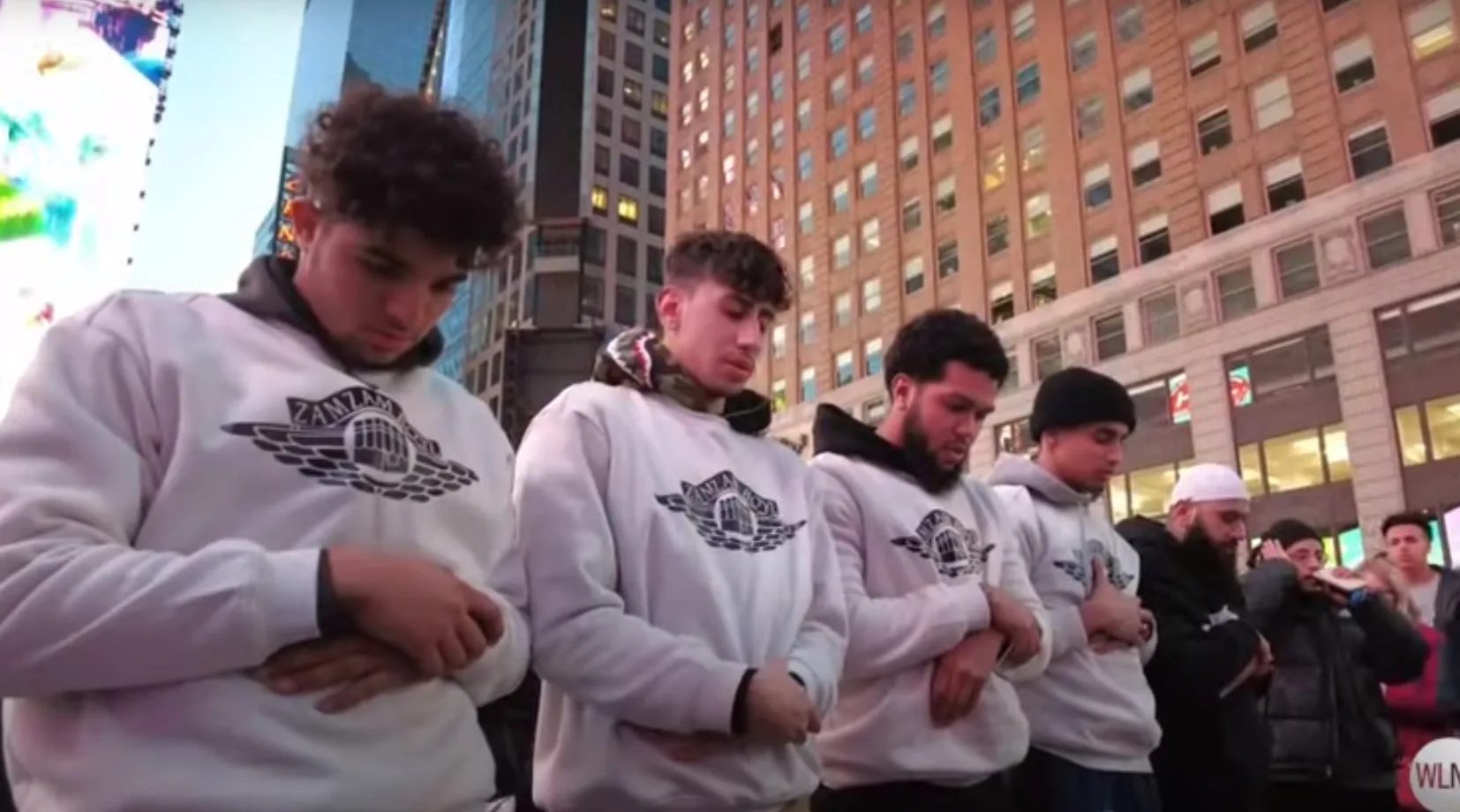 Për herë të parë në histori, falet Taravia në sheshin Times të New Yorkut