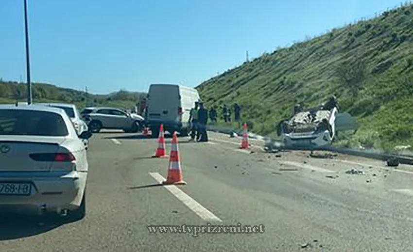 Aksidenti në autostradë, lëndohen dy persona, dërgohen në spital