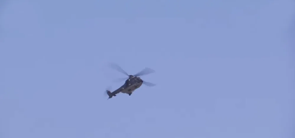 Pas sulmeve të policëve, KFOR-i vëzhgon situatën nga ajri