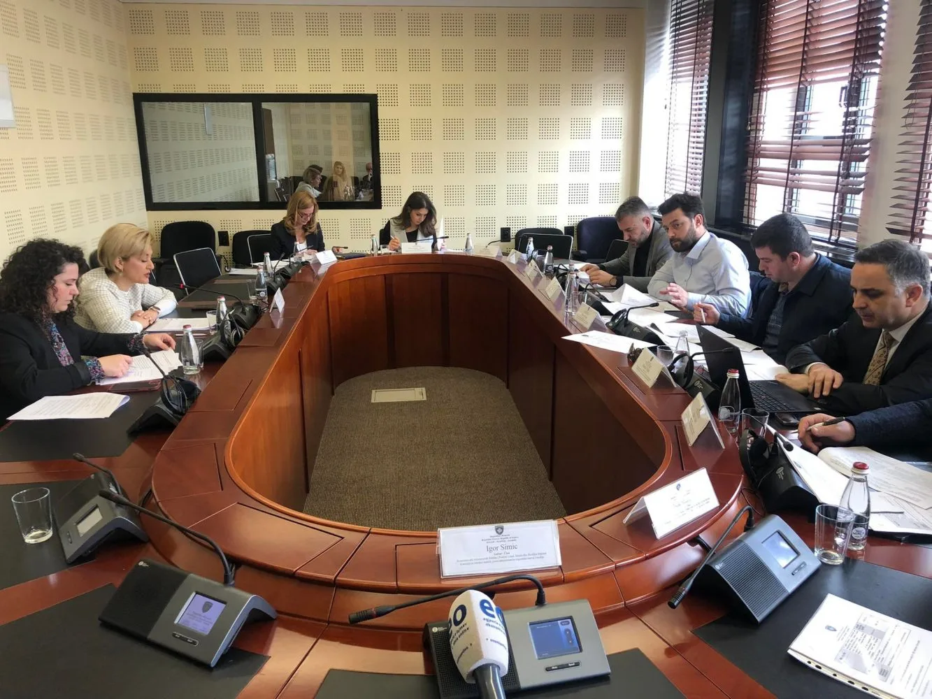 Komisioni për Administratë Publike miraton Projektligjin për zyrtarët publik – Deputetët detyrohen ta pezullojnë punën e tyre në Fakultet