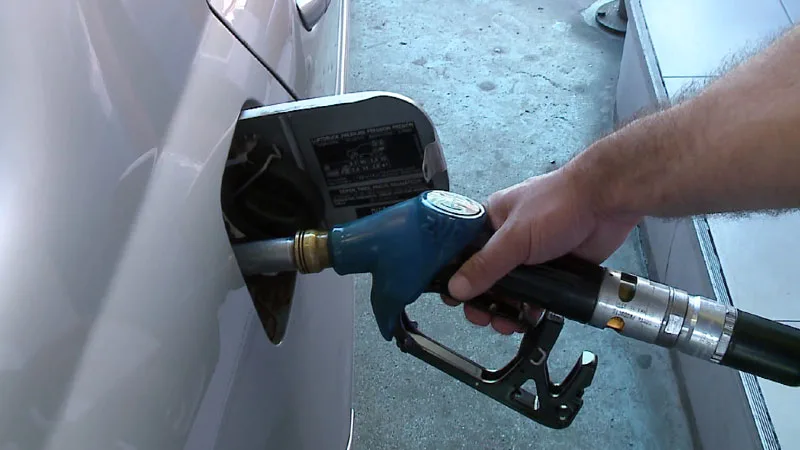 Vazhdon ulje e lehtë e çmimit të naftës në Shqipëri, rritet benzina