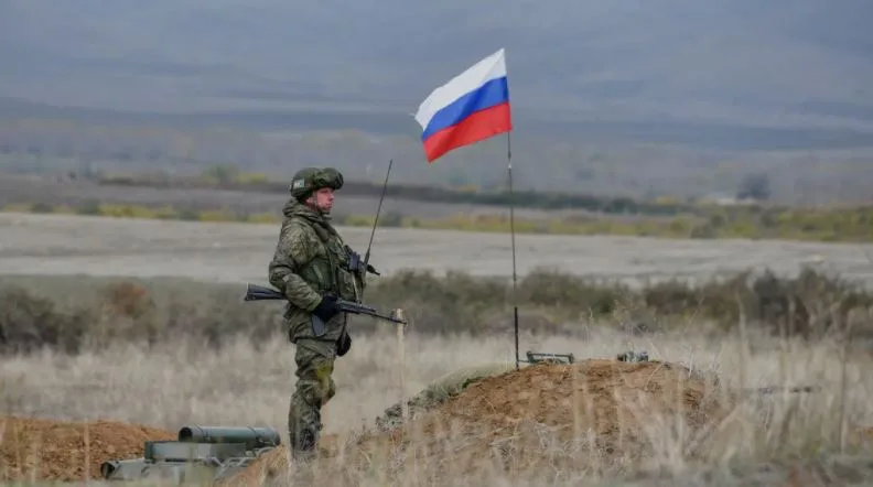 Ministria britanike e Mbrojtjes: Trupat ruse largohen plotësisht nga veriu i Ukrainës