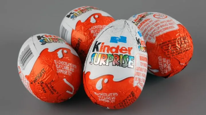 Britani – Vezët e çokollatës Kinder Surprise tërhiqen nga tregu nga frika e prezencës së salmonelës