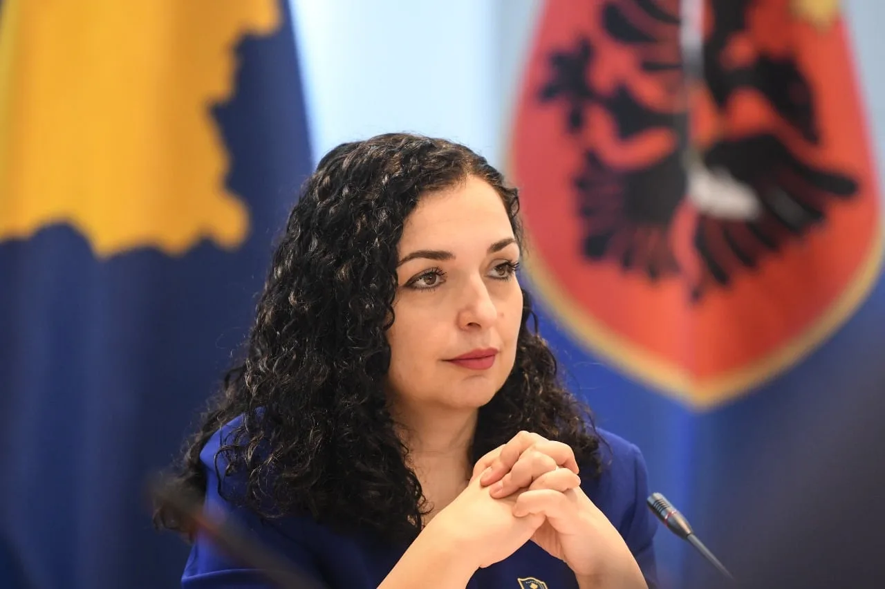 Presidentja Osmani e ashpër ndaj Vuçiqit, e quan ministër të Millosheviqit