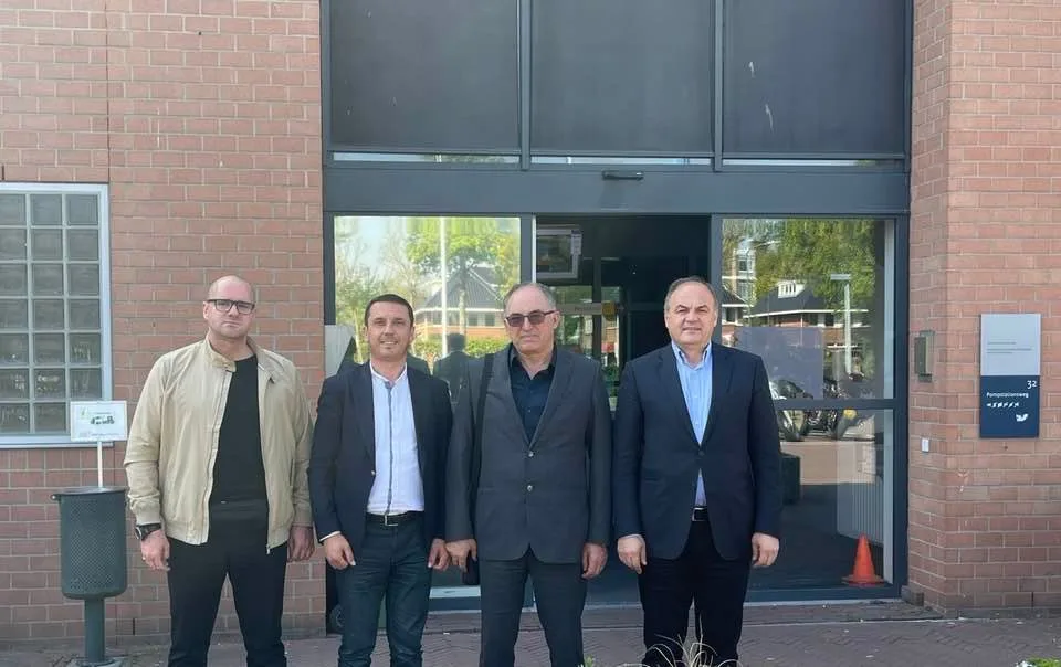 Kryetari i Komunës së Prizrenit, Shaqir Totaj vizitoi Thaçin e Veselin në Hagë