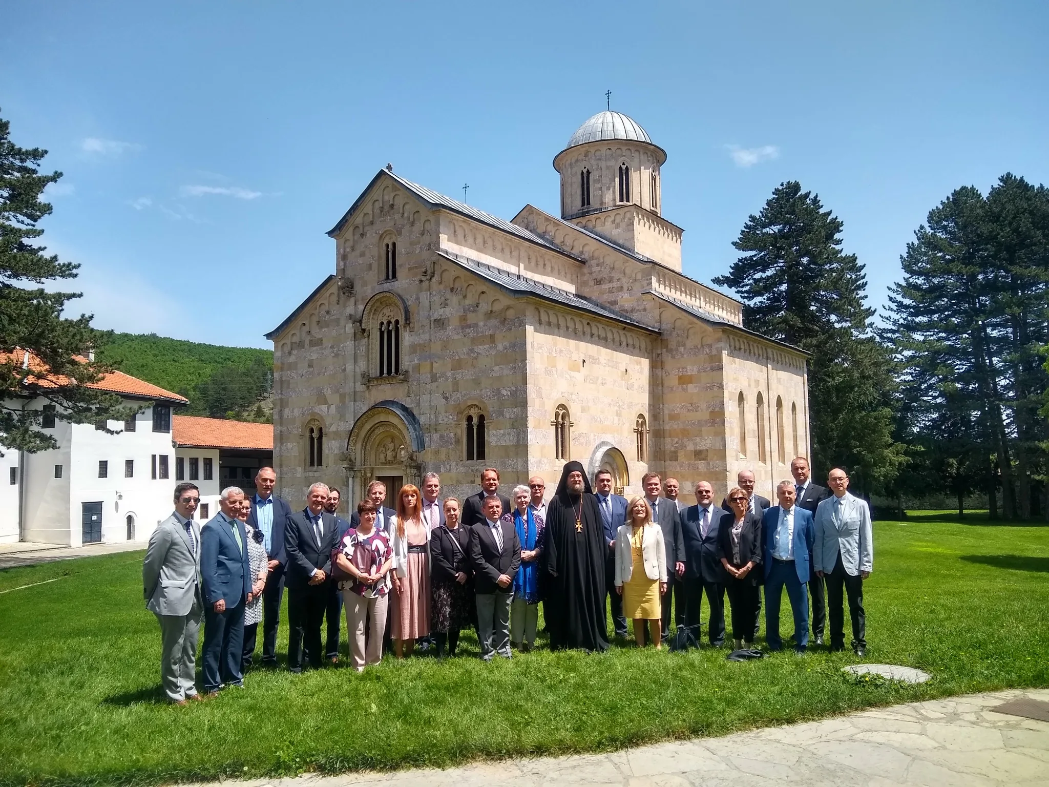 Ambasadorët e QUINT-it vizitojnë Manastirin e Deçanit