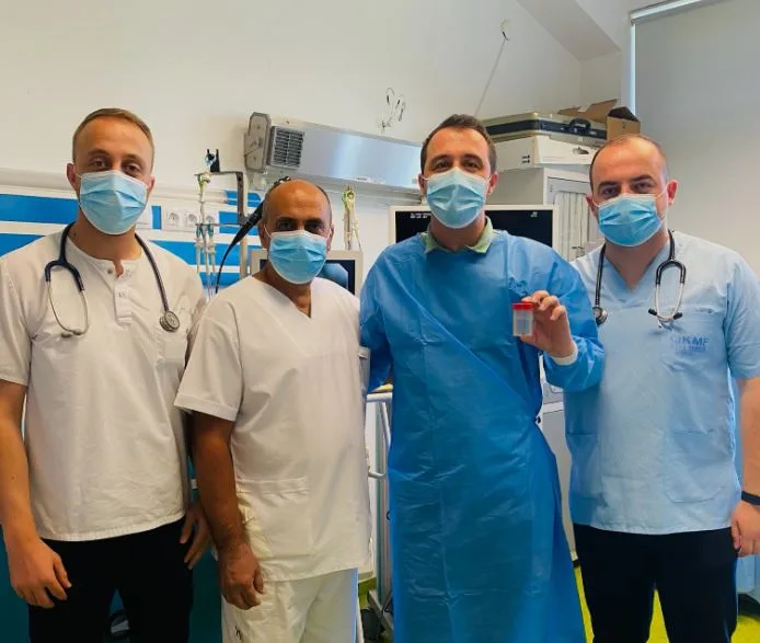 Mjekët në Pulmologji ia largojnë 84 vjeçarit një trup të huaj, i shkaktoi pneumoni të rëndë