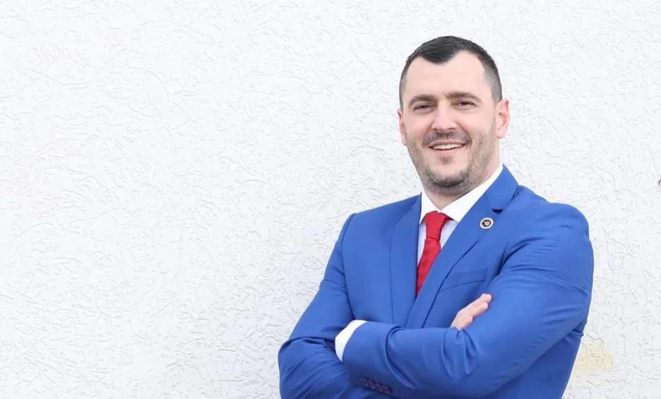 Besnik Krasniqi, me 96 vota të delegatëve zgjidhet kryetar i ri i AAK-së në Prizren