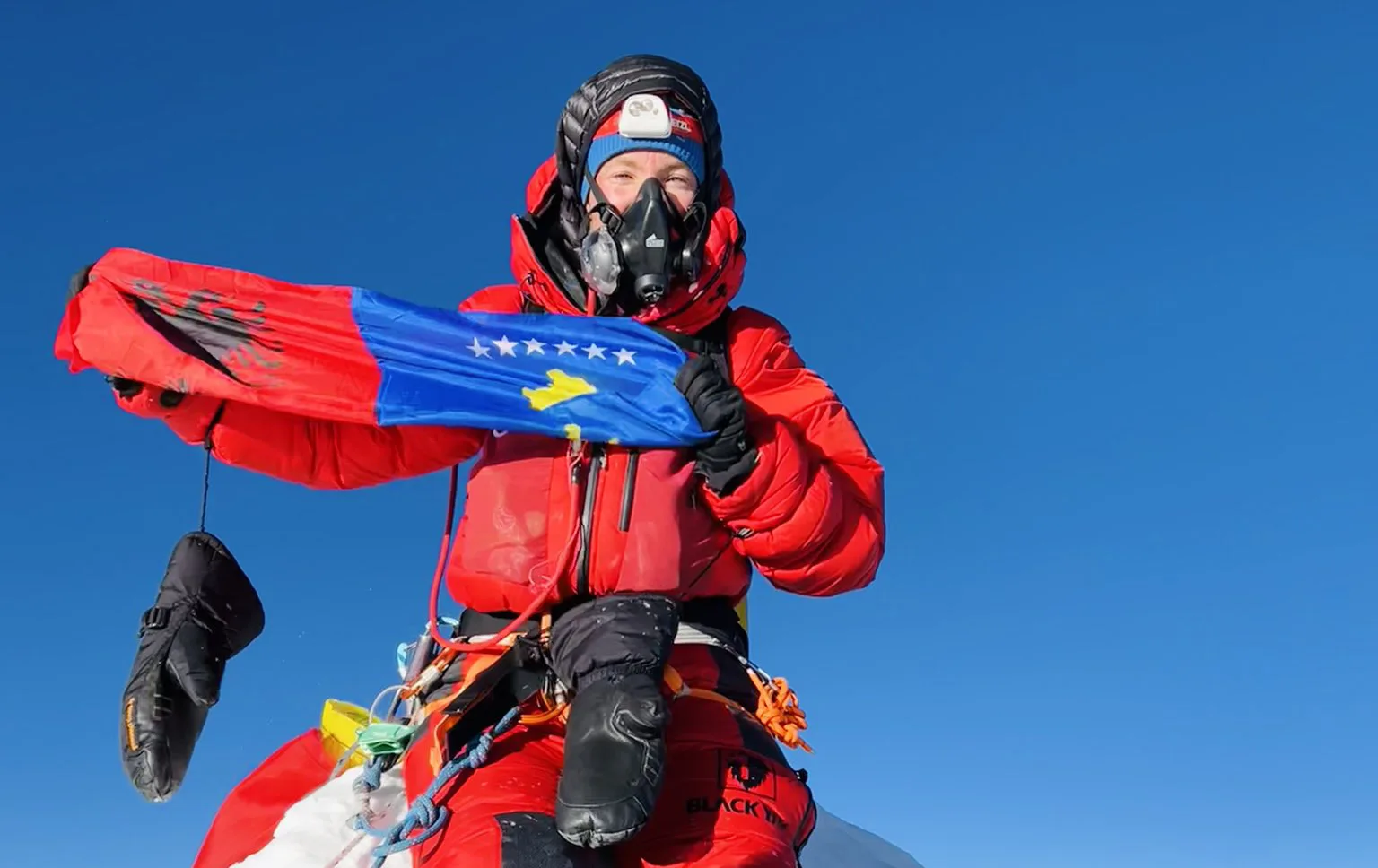 Uta Ibrahimi ngjitet në malin Makalu bashkë me flamurin kuq e zi e atë të Kosovës