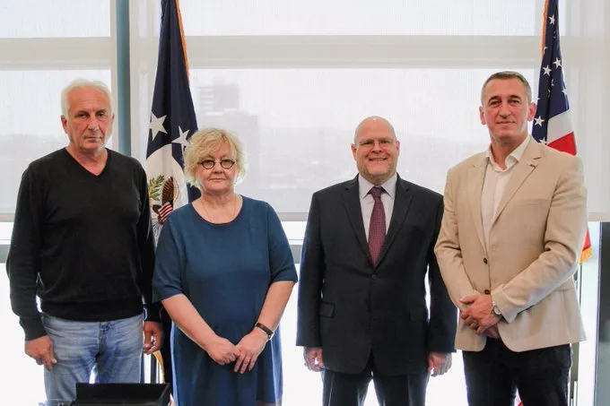 Hovenier takohet me politikanët serbë në Kosovë, Trajkoviqin dhe Rashiqin
