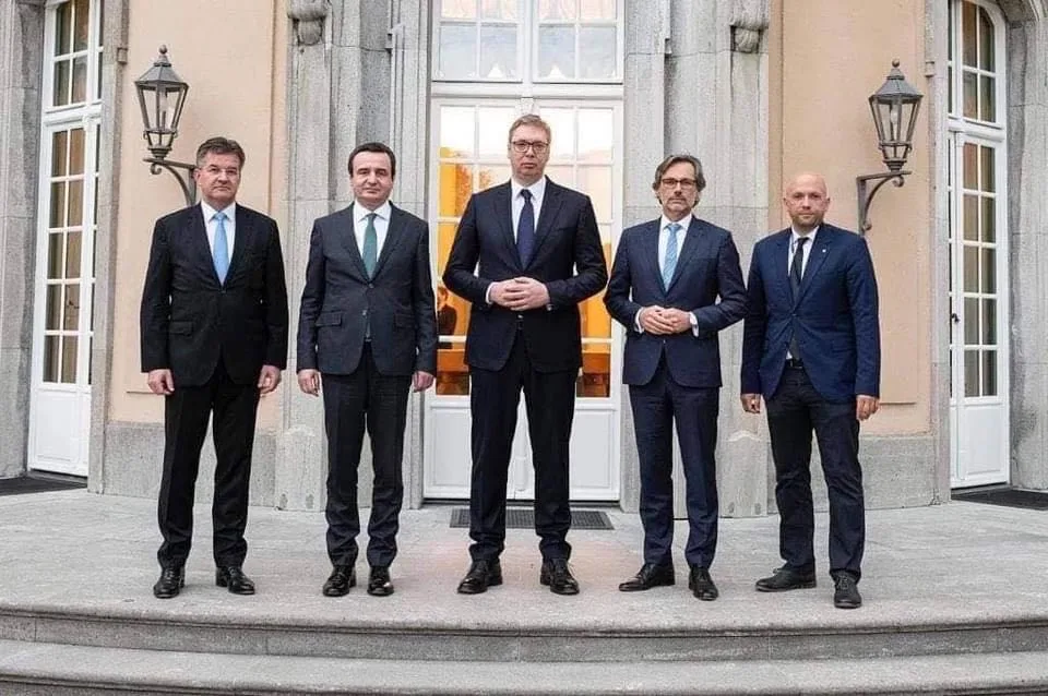 Vuçiq e Kurti me nje foto në darkën joformale në Berlin