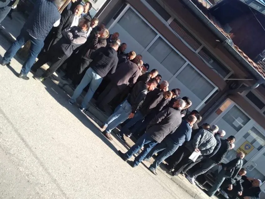 Fermerët e Rahovecit presin në radhë për t’u pajisur me një dokument