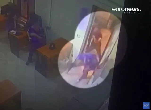 Momenti kur polici shqiptar vret kolegun e tij brenda stacionit (VIDEO)