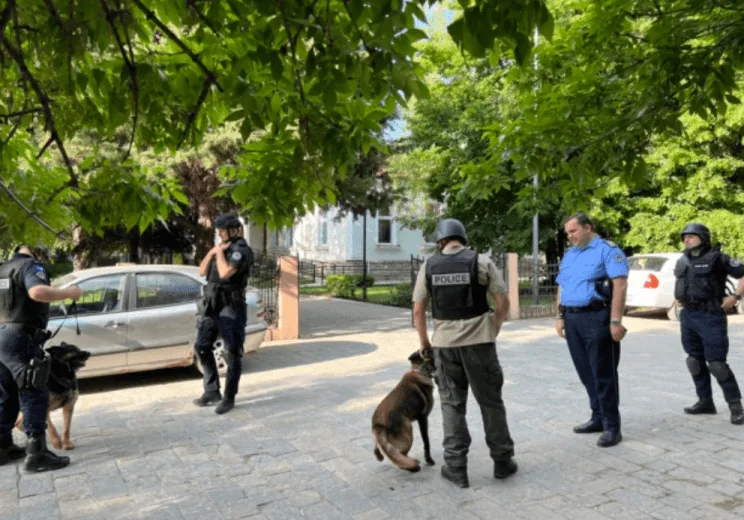Njohësi i sigurisë: Dikush po vëzhgon sjelljen e policisë, pas alarmeve për bomba