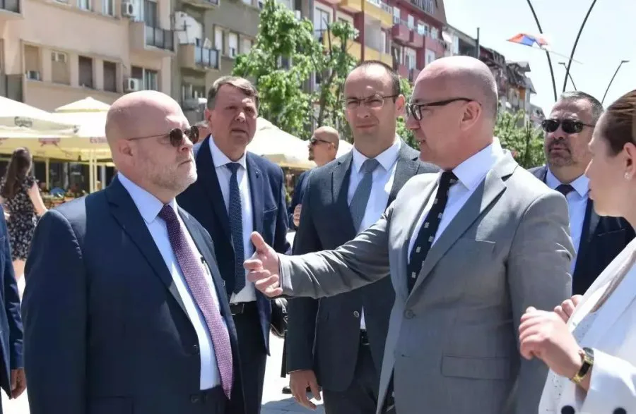 Ambasadori i SHBA-së në Kosovë viziton Mitrovicën e Veriut