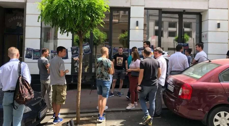 “Mirëdita, dobar dan!” nxit protesta një ditë para ceremonisë hapëse