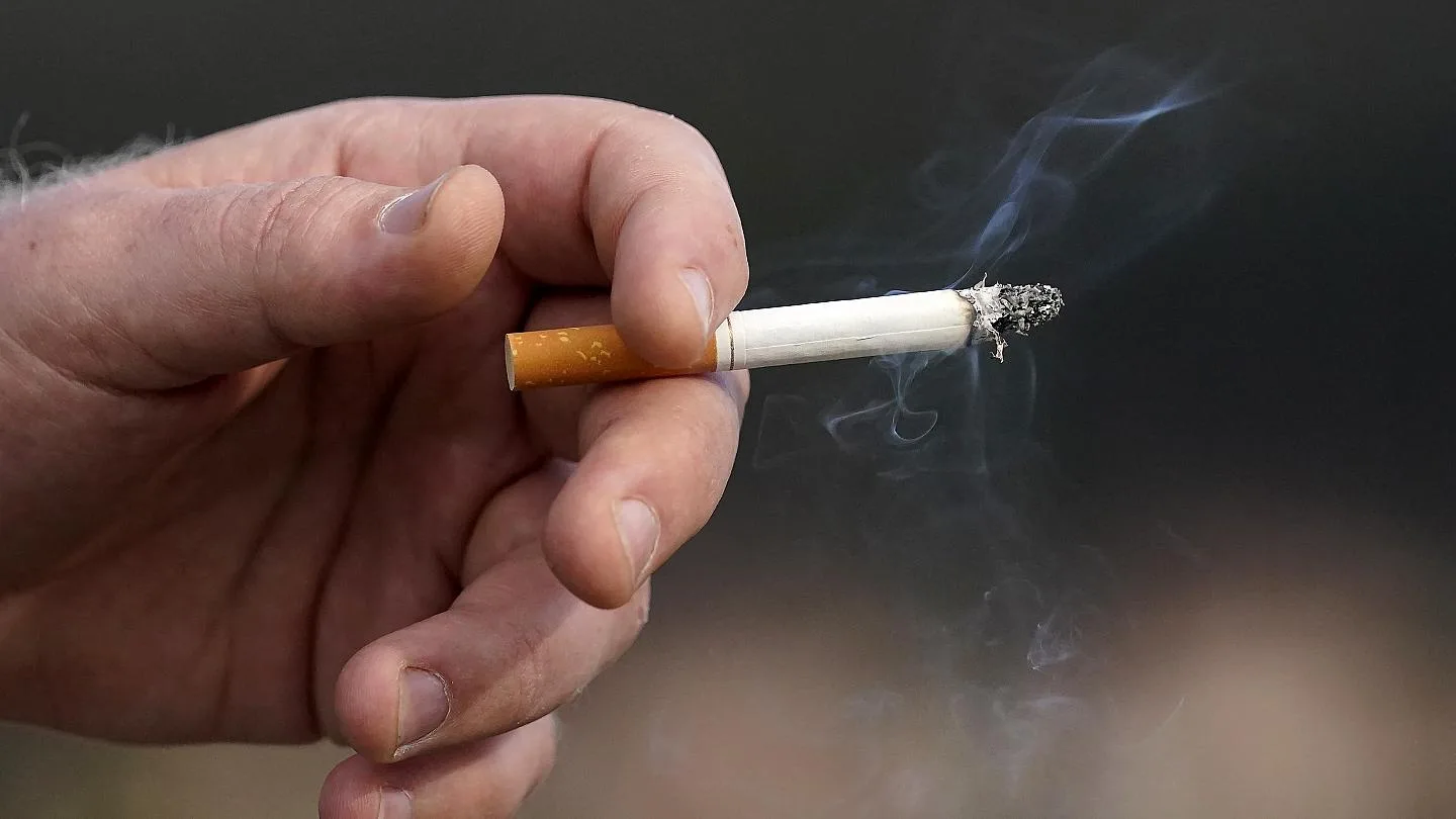 Aksioni i sotëm kundër pirjes së duhanit në ambiente publike ka filluar nga institucionet shtetërore