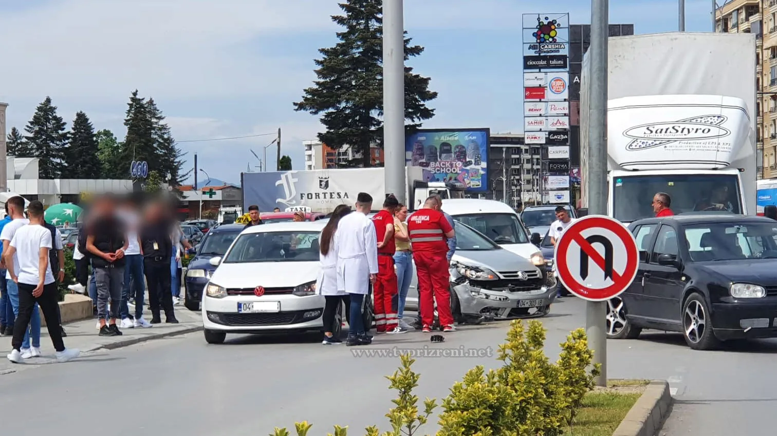 Pesë të lënduar nga një aksident mes tri veturave në rrugën “Tirana” në Prizren