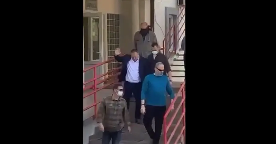 Gucati përshëndet nga larg njerëzit teksa del nga Spitali i Mitrovicës (VIDEO)