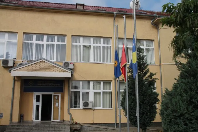Zyrtari për mërgatë në Suharekë e rrah një punëtore tjetër të komunës