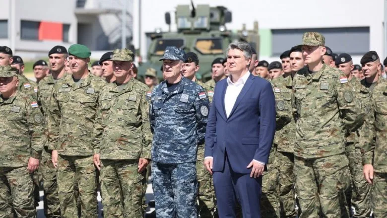 Presidenti kroat mori pjesë në ceremoninë e dërgimit të kontingjentit të ri kroat në Kosovë