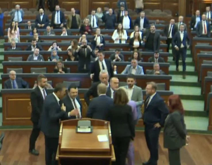 Tahiri e përplas kutinë e votimit në kuvend