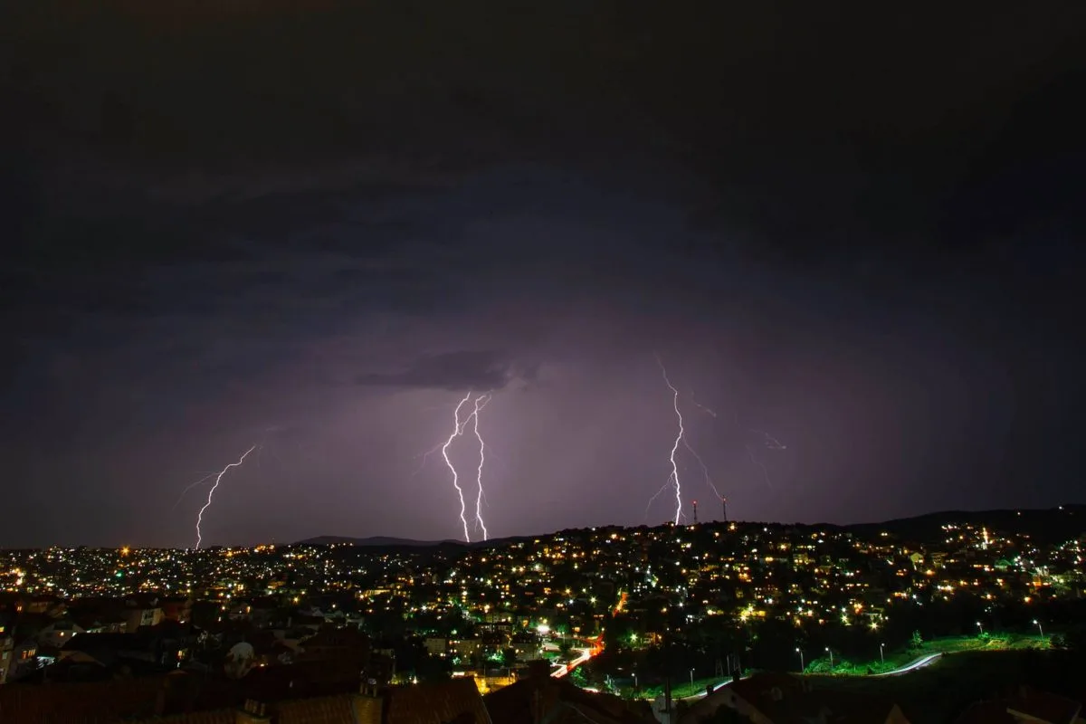 Nesër e pasnesër paralajmërohen shkarkime rrufesh në Kosovë