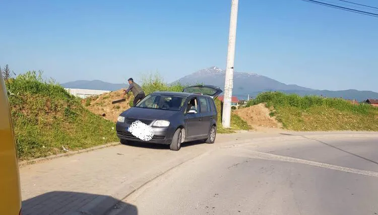 Banorët fotografojnë qytetarin e pandërgjegjshëm që hedh mbeturina në lagjen “Bajram Curri”