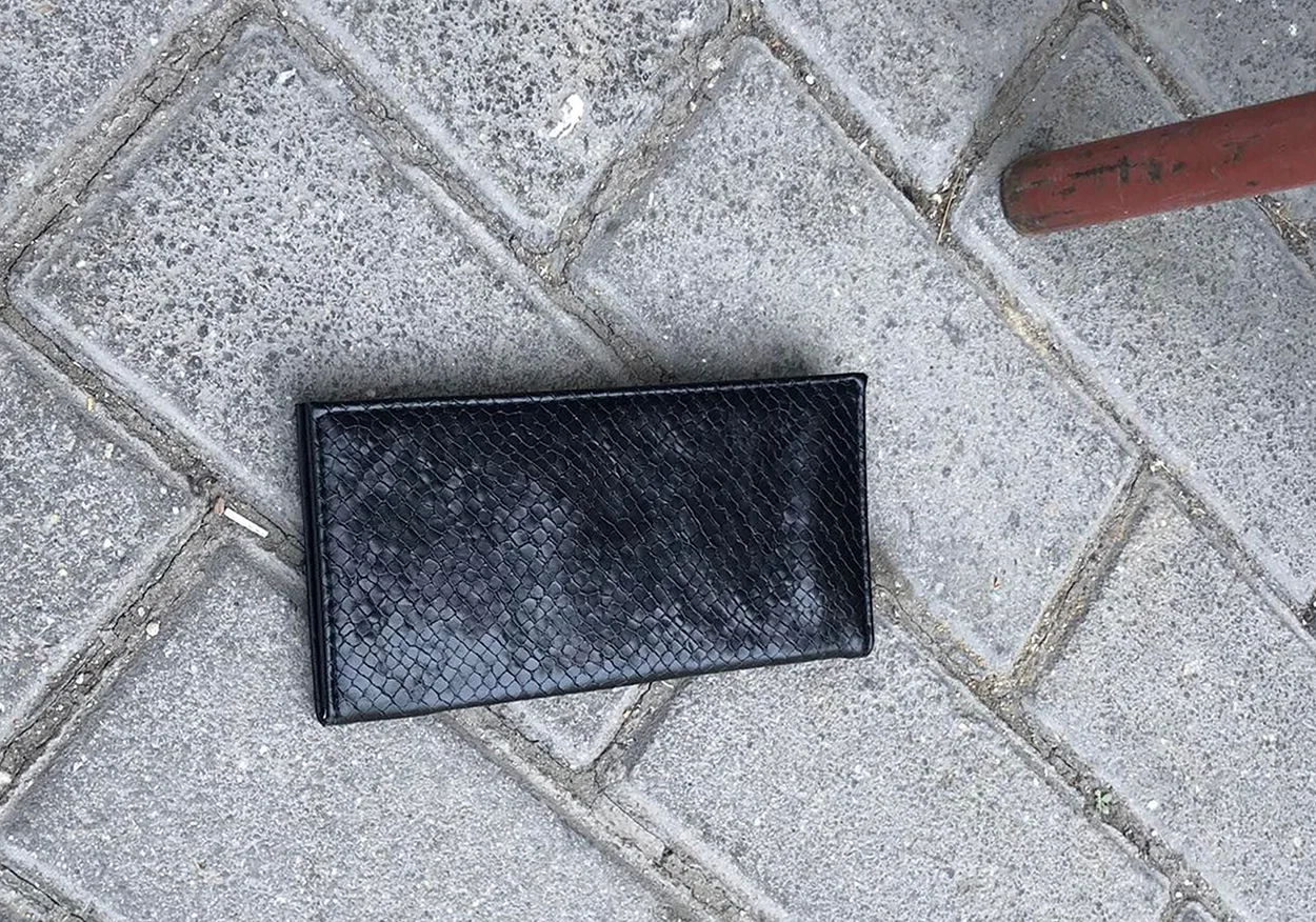 Pronari i një lokali në Prizren gjen një kuletë me para e dokumenta, lutet pronarja që të lajmërohet për ta marrë atë