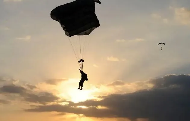 Dyshohet se parashutistë serbë u lëshuan nga Serbia në Kosovë, policia: Po bashkëpunojmë me KFOR-in
