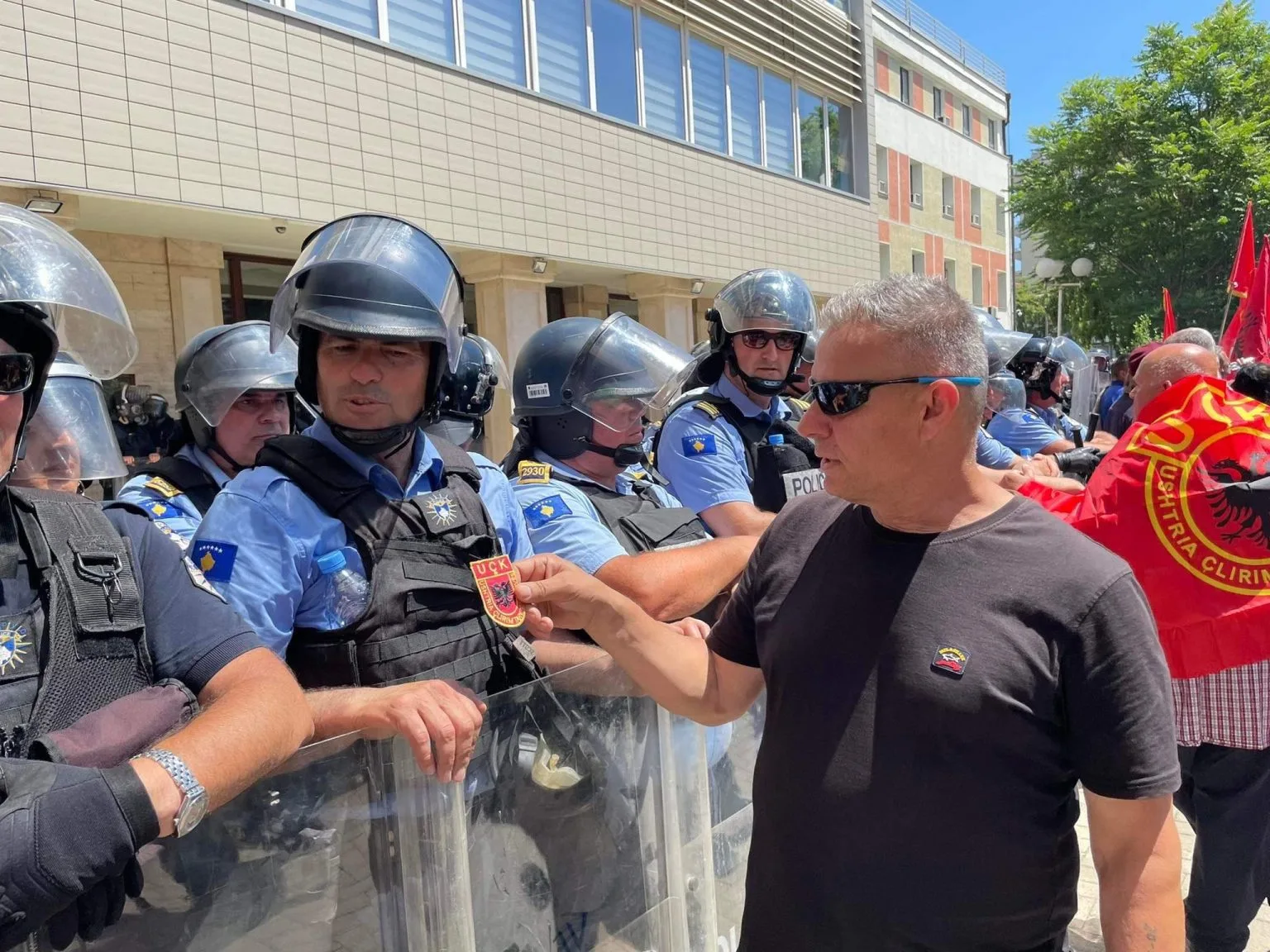 Veterani ia vendos policit emblemën e UÇK-së
