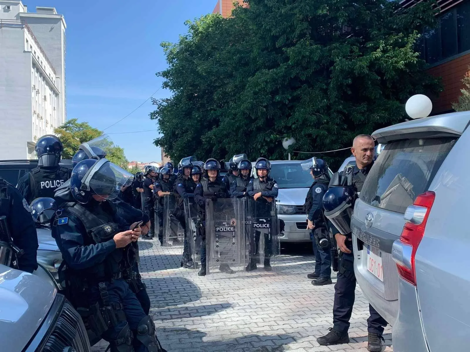 Protesta e veteranëve, Kuvendi “blindohet” nga forcat e shumta të policisë