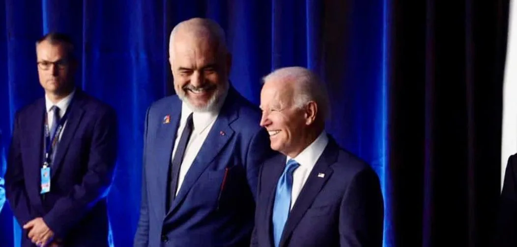 Edi Rama e ndan foto të ditës, momentin e diskutimit me Joe Biden në Samitin e NATO-s