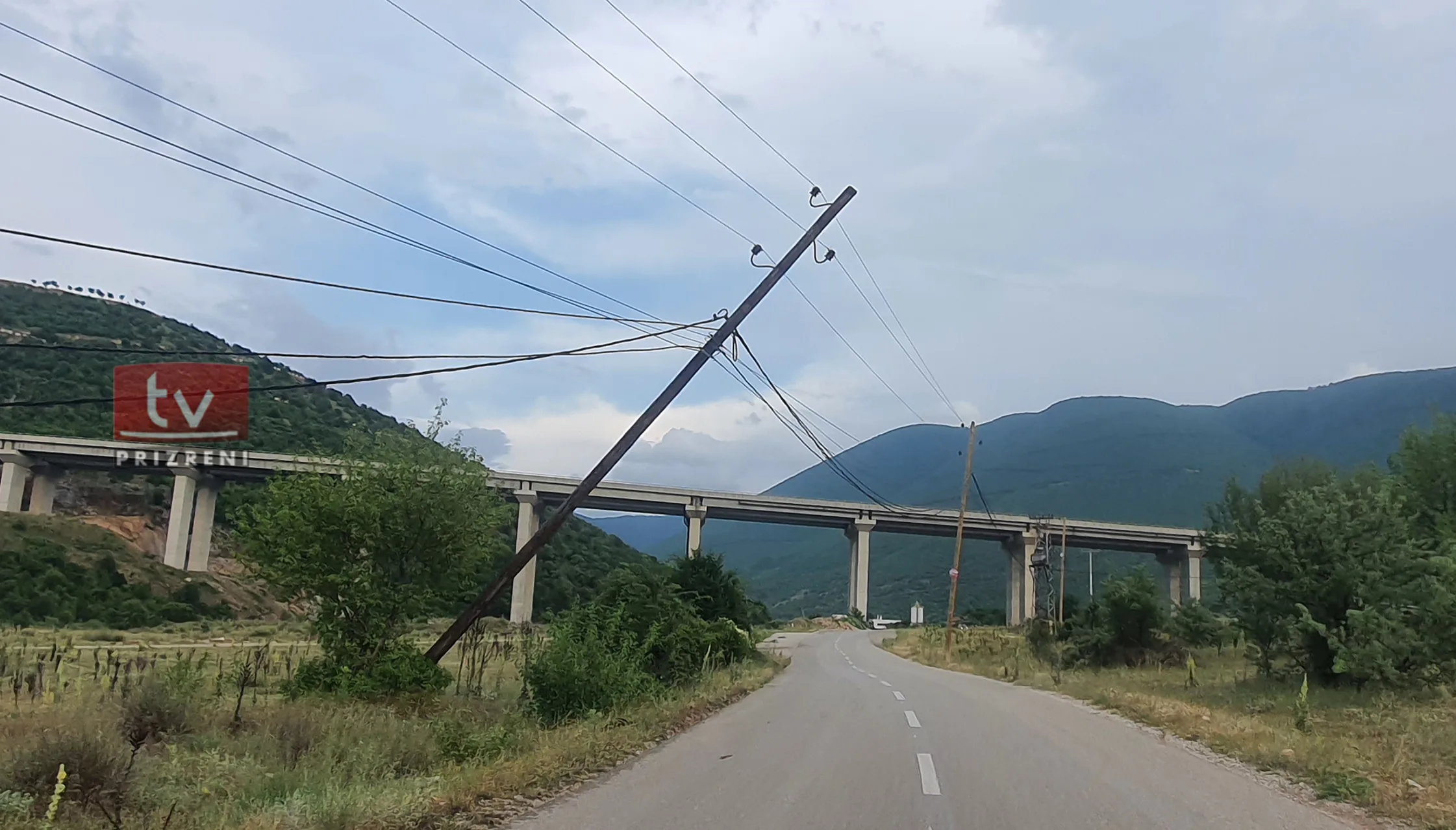 Shtylla elektrike në prag të rrëzimit në hyrje të fshatit Dobrusht, kërkohet intervenim