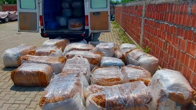 Tentoi të kontrabandojë 800 kg duhan të papërpunuar, Policia po heton rastin
