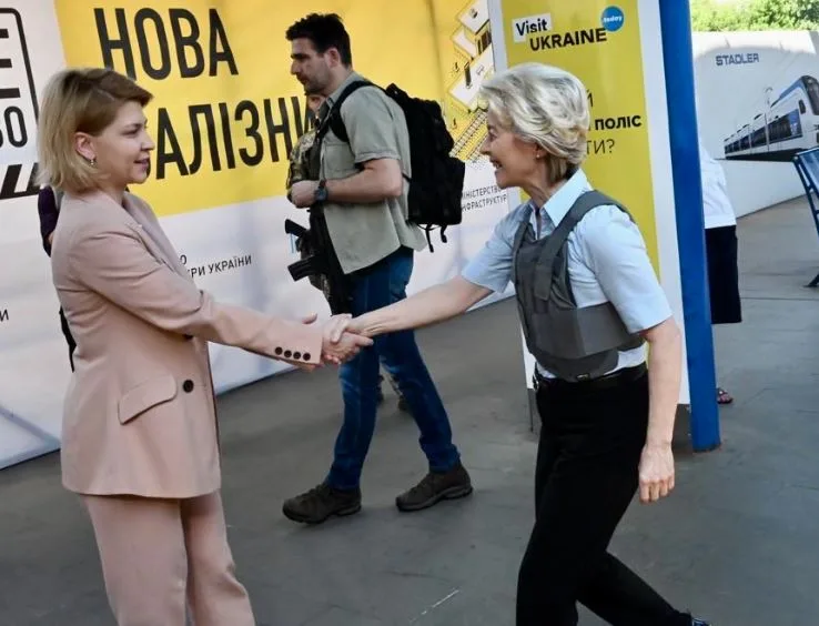 Von der Leyen takohet me Zelenskyn, bisedojnë për rindërtimin e Ukrainës