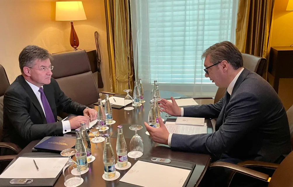Lajçak e takon Vuçiqin në Bratisllavë, flasin për dialogun