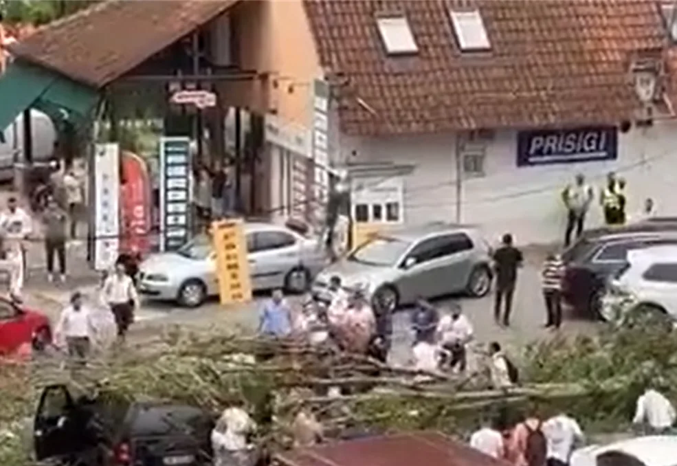 Një person i lënduar nga erërat e forta në Prishtinë