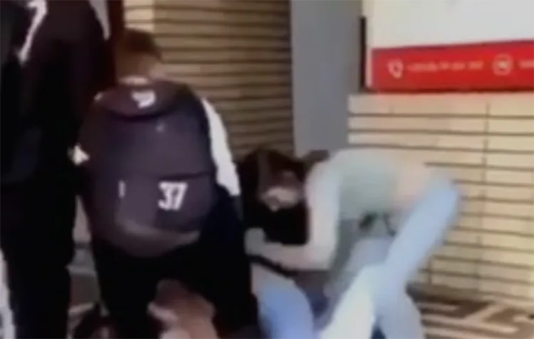 E tmerrshme, kapje për flokësh e grushte mes dy vajzave në Pejë