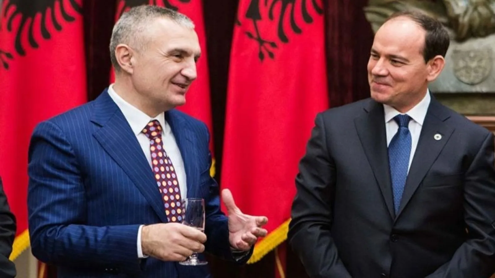 Ilir Meta vlerëson me “Dekoratën e Flamurit Kombëtar” ish-presidentin Bujar Nishani (FOTO)