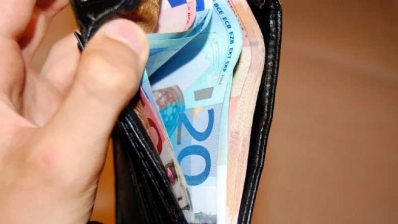 Një femër ngacmon seksualisht një mashkull në Fushë Kosovë, i vjedh edhe para